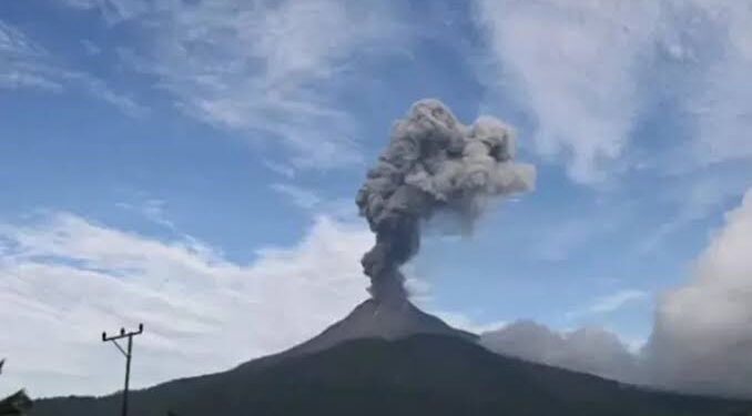 Gunung Lewotobi Laki-laki Erupsi, Status Awas
