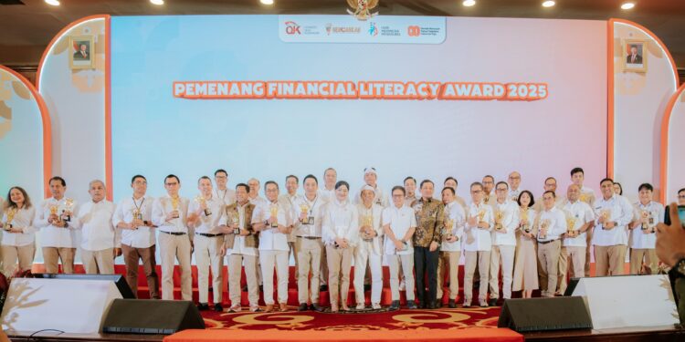 OJK Anugerahkan Bank bjb Penghargaan KEJAR 2025