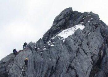 Menteri LH: Tutupan Es di Puncak Cartenz Papua Akan Hilang di 2026