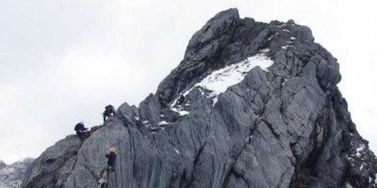 Menteri LH: Tutupan Es di Puncak Cartenz Papua Akan Hilang di 2026