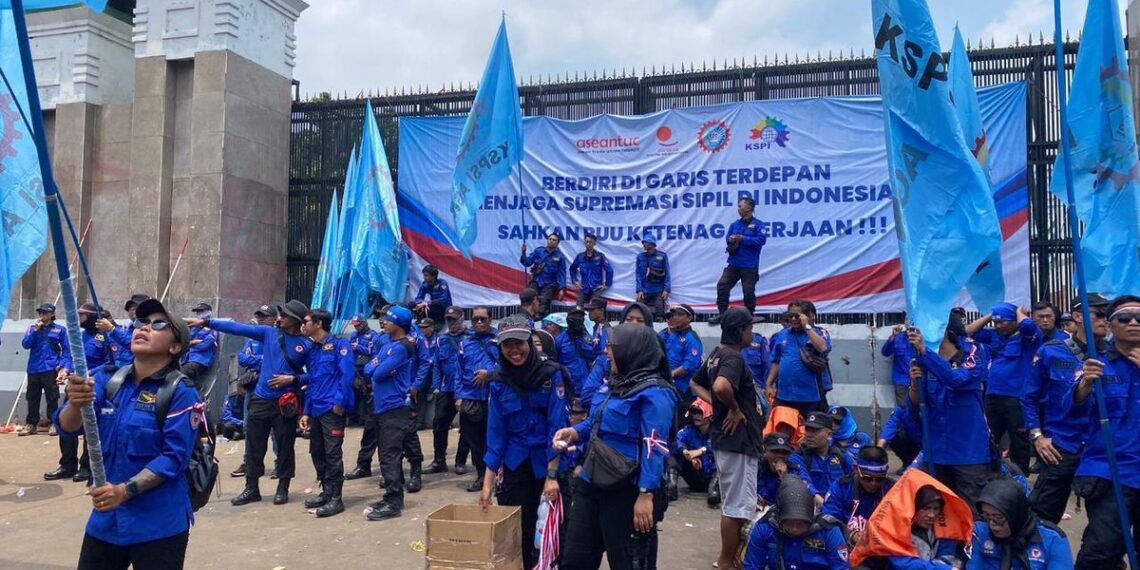 Aksi Buruh Sampaikan Aspirasi di Depan DPR