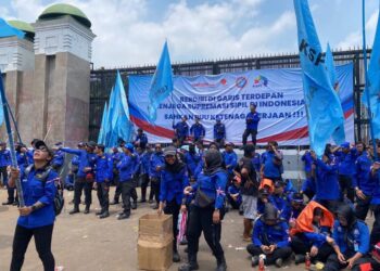 Aksi Buruh Sampaikan Aspirasi di Depan DPR