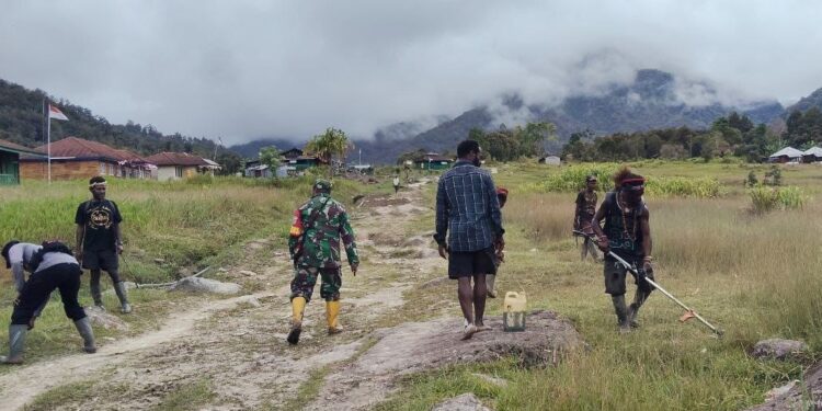 Jaga Lingkungan, Babinsa Koramil 1710-05/Jila Bersama Masyarakat Laksanakan Kerja Bakti