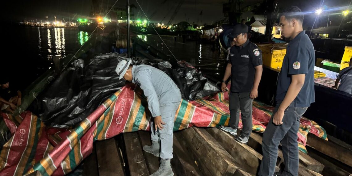 Bakamla RI dan Kemenhut Amankan Kayu Olahan Ilegal di Batam