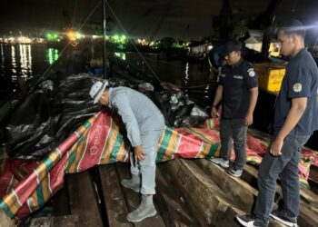 Bakamla RI dan Kemenhut Amankan Kayu Olahan Ilegal di Batam