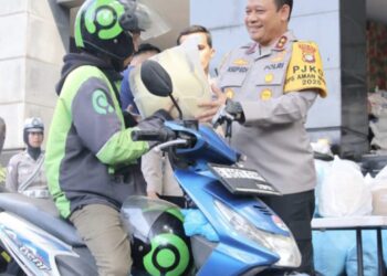Polda Metro Jaya Gelar Bakti Sosial, Bagikan Helm dan Sembako untuk Pengemudi Ojek Online