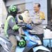 Polda Metro Jaya Gelar Bakti Sosial, Bagikan Helm dan Sembako untuk Pengemudi Ojek Online