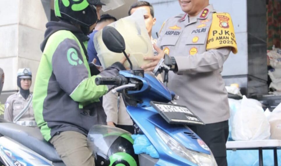 Polda Metro Jaya Gelar Bakti Sosial, Bagikan Helm dan Sembako untuk Pengemudi Ojek Online