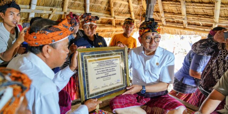 Menteri Kebudayaan Hadiri Ritual Mulud Adat Bayan, Dapat Gelar Kehormatan “Datu Pangeran Mas Depati”