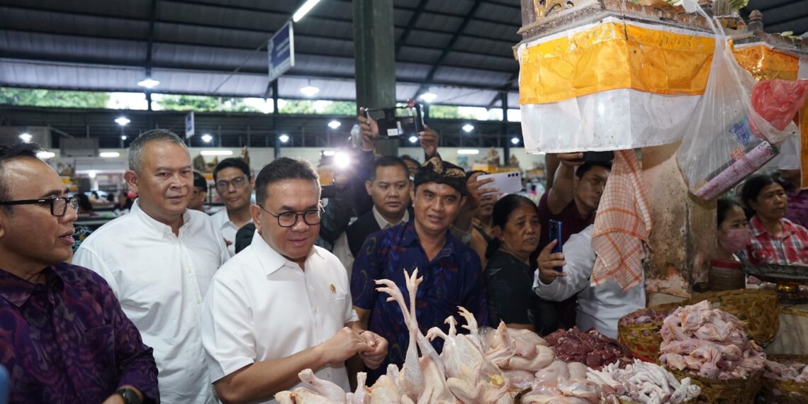 Tinjau Pasar Nyanggelan di Denpasar, Mendag Pastikan Harga dan Pasokan Bapok Terkendali