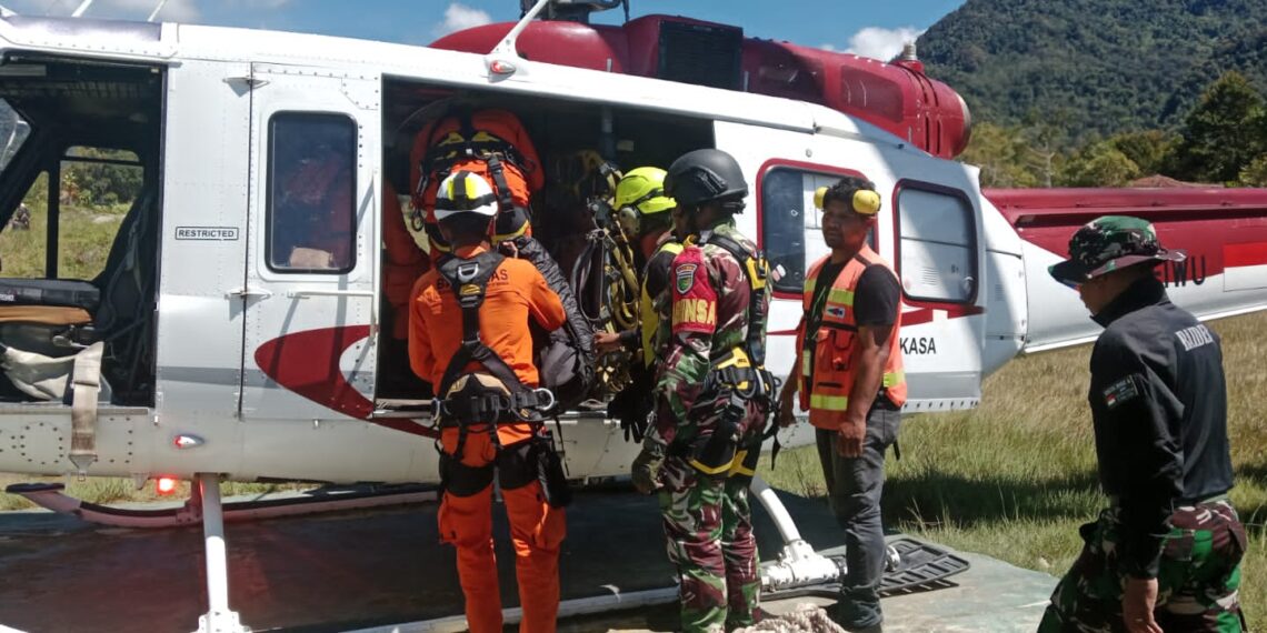 Personel Kodim 1710/Mimika Bersama Tim Gabungan Evakuasi Korban Kecelakaan Helikopter PK-IWS Milik PT. Intan Angkasa