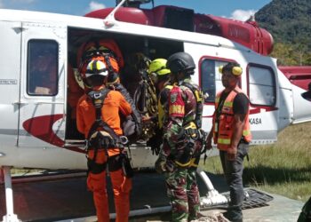 Personel Kodim 1710/Mimika Bersama Tim Gabungan Evakuasi Korban Kecelakaan Helikopter PK-IWS Milik PT. Intan Angkasa