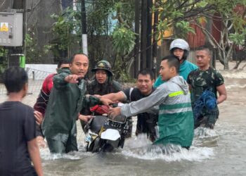 TNI Bergerak Cepat Evakuasi Korban Banjir di Denpasar, Kodam IX/Udayana Kerahkan Ratusan Prajurit