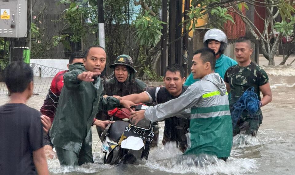 TNI Bergerak Cepat Evakuasi Korban Banjir di Denpasar, Kodam IX/Udayana Kerahkan Ratusan Prajurit
