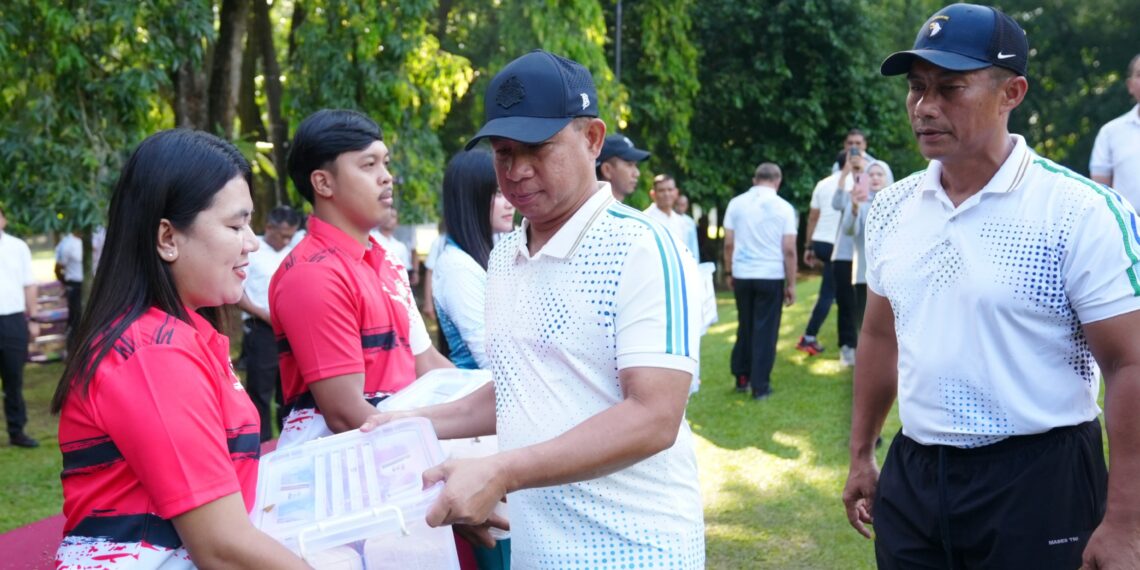 Panglima TNI Bagikan Ratusan Paket Sembako dan Lepas Ratusan Ekor Burung di Mabes TNI