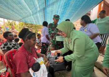 Dukung Program Penurunan Angka Stunting, Kodim 1710/Mimika Beri Makanan Tambahan Kepada Balita Jelang Peringatan HUT Ke-80 TNI