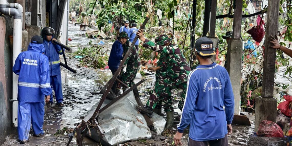 TNI Bergerak Cepat Evakuasi Korban Banjir di Denpasar, Kodam IX/Udayana Kerahkan Ratusan Prajurit