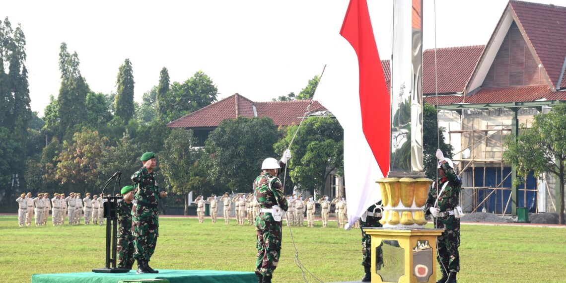 Seskoad Laksanakan Upacara Bulanan 17-an dan Berikan Penghargaan Kepada Altet PBAD Berprestasi*