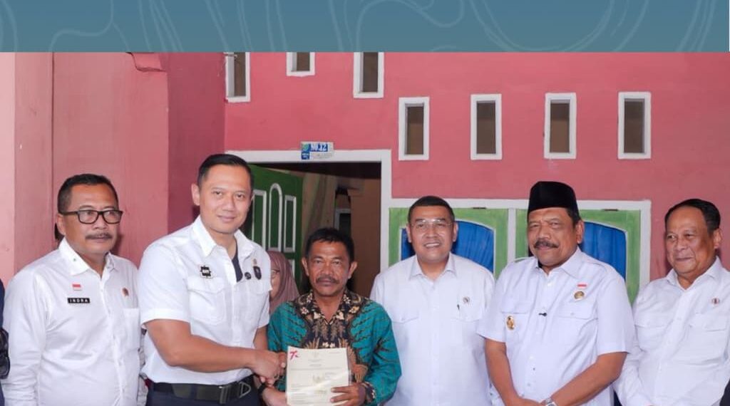 Bersama Menko AHY Serahkan Sertipikat Tanah untuk Rakyat di Bengkulu, Wamen Ossy Apresiasi Peran Pemerintah Daerah*