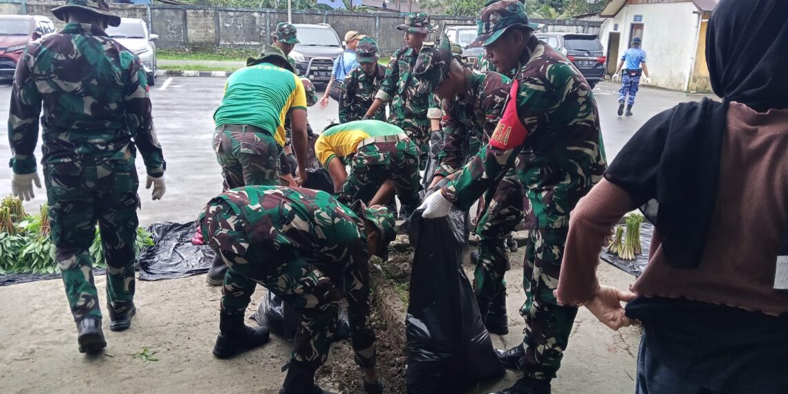 Jelang Peringatan HUT Ke-80 TNI Tahun 2025, Kodim 1710/Mimika bersama Satuan TNI-Polri dan Komponen Masyarakat Gelar Kegiatan Karya Bakti Pembersihan Lingkungan Pasar