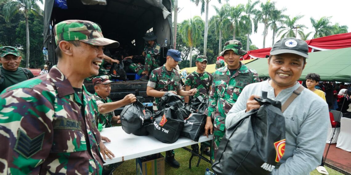 TNI Bagikan 15 Ribu Paket Sembako untuk Masyarakat di Monas