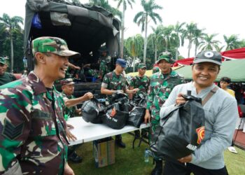 TNI Bagikan 15 Ribu Paket Sembako untuk Masyarakat di Monas
