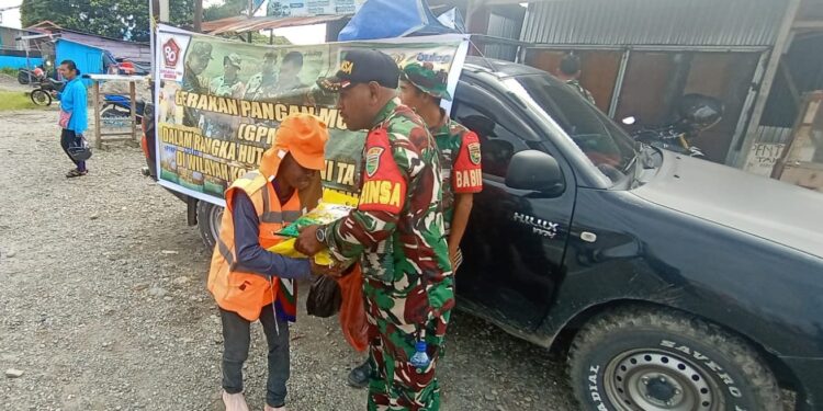 Jaga Stabilitas Harga Beras, Kodim 1710/Mimika Kolaborasi Dengan Perum Bulog Terus Gelar Gerakan Pangan Murah Kepada Warga Timika