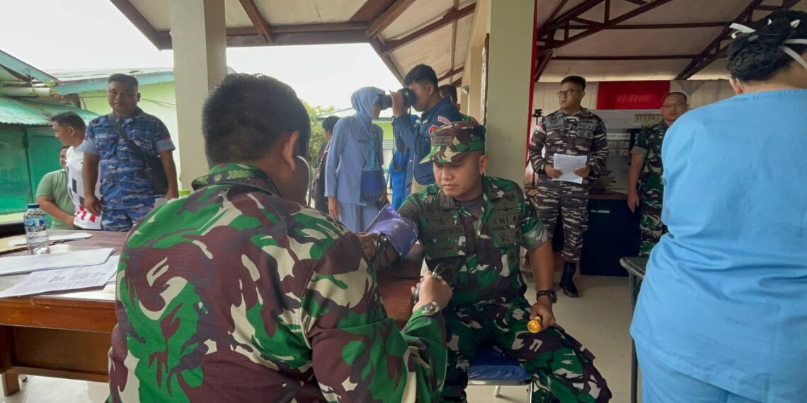 Sambut HUT Ke-80 TNI, Kodim 1710/Mimika Bersama Satuan TNI Se-Garnisun Mimika Gelar Bakti Sosial Donor Darah dan Pengobatan