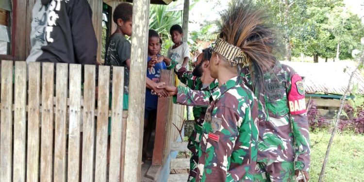 Jelang HUT TNI Ke-80, Babinsa Koramil 1715-07/Suru-Suru Kodim 1715/Yahukimo Melaksanakan Kegiatan Komsos Dengan Masyarakat di Kampung Brimono Distrik Suru-Suru