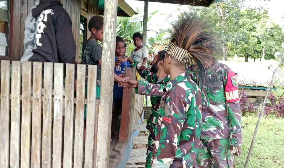 Jelang HUT TNI Ke-80, Babinsa Koramil 1715-07/Suru-Suru Kodim 1715/Yahukimo Melaksanakan Kegiatan Komsos Dengan Masyarakat di Kampung Brimono Distrik Suru-Suru