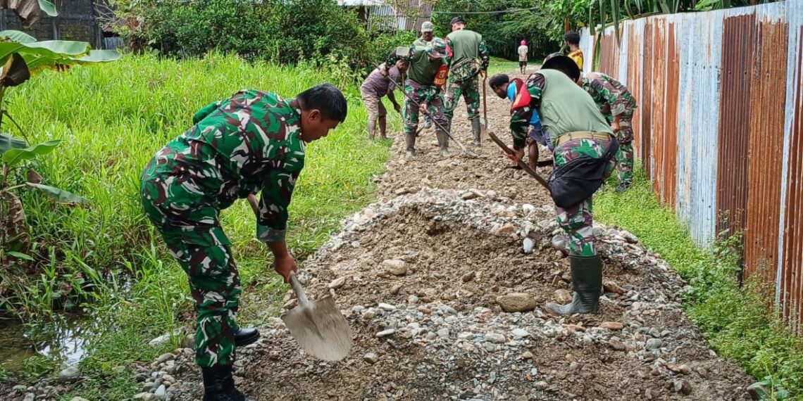 Bakti Nyata Jelang HUT Ke-80 TNI, Kodim 1710/Mimika Perbaiki Jalan Kampung