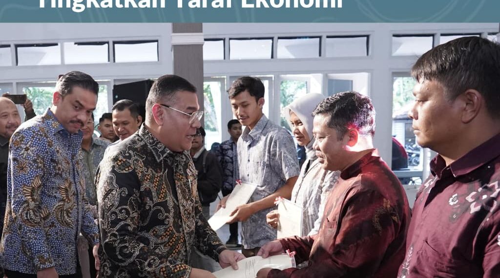 Serahkan Sertipikat ke Penggiat UMKM di Garut, Wamen Ossy Harap Masyarakat Dapat Kembangkan Usaha dan Tingkatkan Taraf Ekonomi*