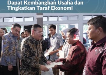 Serahkan Sertipikat ke Penggiat UMKM di Garut, Wamen Ossy Harap Masyarakat Dapat Kembangkan Usaha dan Tingkatkan Taraf Ekonomi*