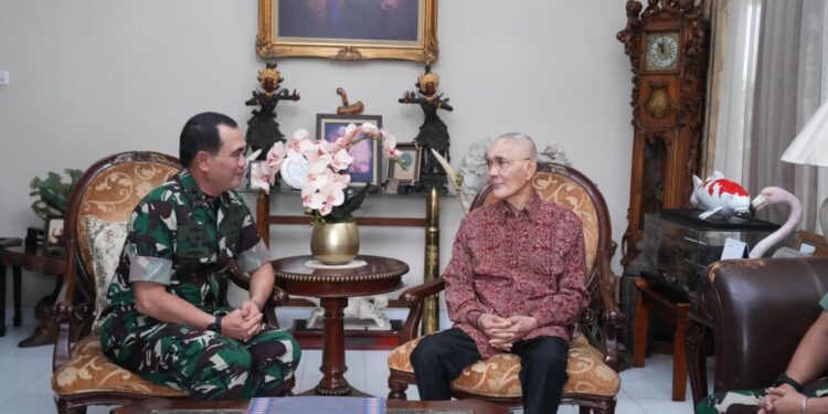 Anjangsana TNI ke Jenderal TNI (Purn) Try Sutrisno: Kita Tidak Boleh Melupakan Persatuan