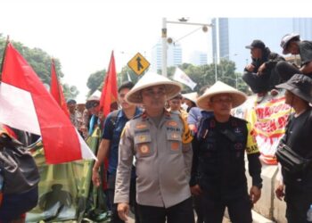 Polisi Rayakan Hari Tani Nasional Bersama Massa Aksi di Jakarta