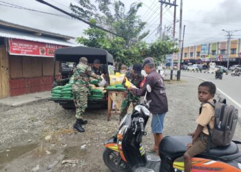 Jaga Kestabilan Harga Beras, Para Babinsa Dari Kodim 1710/Mimika Bekerja Sama Dengan Perum Bulog Terus Menjual Beras SPHP Untuk Warga Mimika