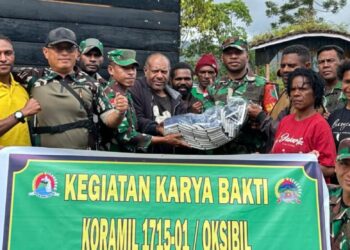 Sambut HUT TNI Ke-80, Babinsa Koramil 1715-01/Oksibil Kodim 1715/Yahukimo Laksanakan Karya Bakti di Kesusteran dan Gereja Gidi Kab. Pegunungan Bintang