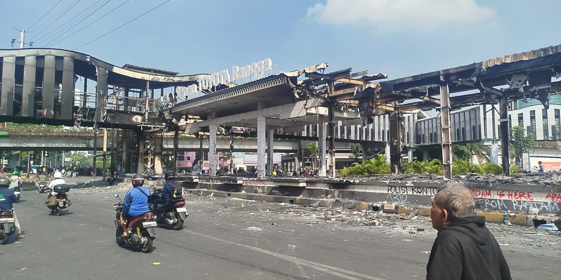 Perbaikan Halte Senen Toyota Rangga Pasca Kerusuhan