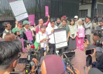 Tuntutan 17+8 Ditegaskan Mahasiswa di Depan DPR