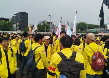 Aksi BEM UI #RakyatTagihJanji Padati Gedung DPR