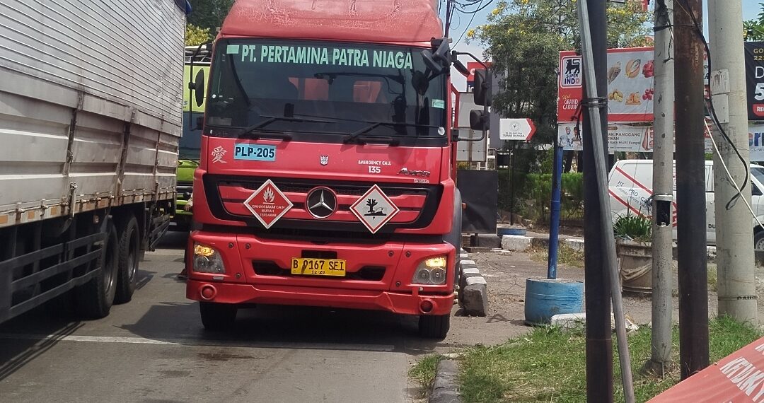 Arus Kendaraan Padat di Jalan Raya Bekasi