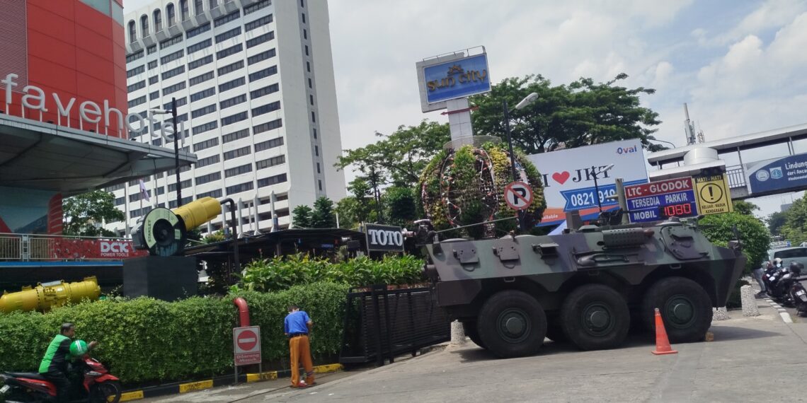 Panser Anoa TNI Terlihat di LTC Glodok