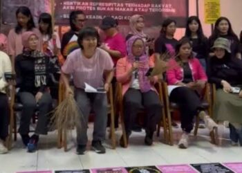 Ratusan Perempuan Gerakan Sapu Pink Lawan Korupsi dan Represifitas