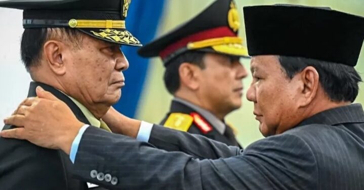 Prabowo Anugerahi Jenderal Kehormatan Djamari dan Dofiri