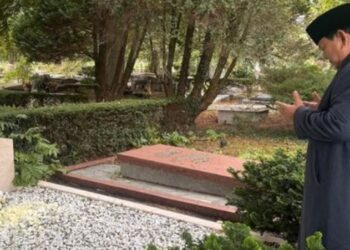Prabowo Ziarah ke Makam Keluarga di Belanda