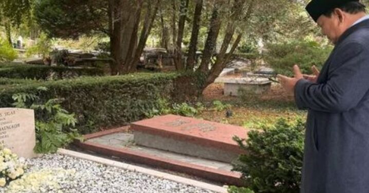 Prabowo Ziarah ke Makam Keluarga di Belanda