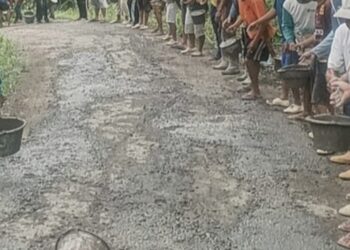 Jalan Rusak Brebes Diperbaiki Lewat Swadaya Penduduk Setempat
