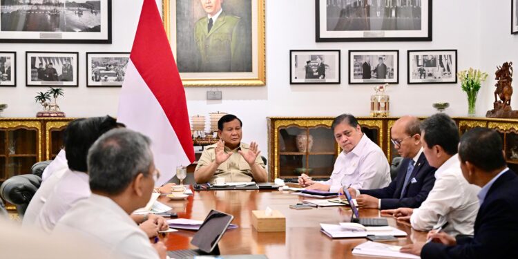 Pemerintah Rilis Paket Ekonomi 2025: Fokus Serapan Tenaga Kerja