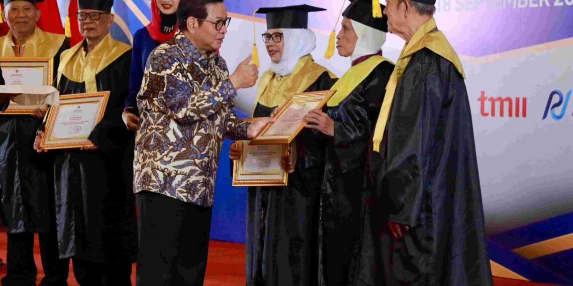 Wisuda Akbar Sekolah Lansia Catat Rekor Peserta