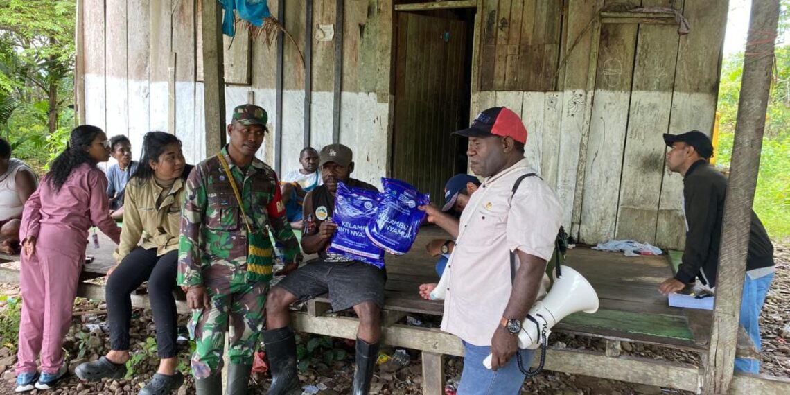 Peduli Kesehatan Warga Binaan, Babinsa Koramil 1710-06/Agimuga Dampingi Nakes Bagikan Kelambu Berinsektisida